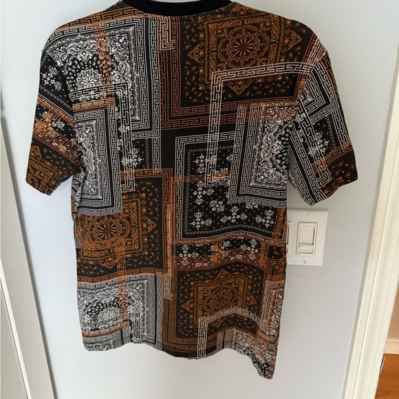 GUESS Men's Black and Brown Geometric Tee - Picture 4 of 4